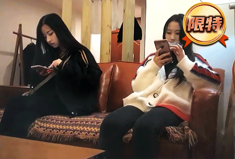 同時叫了兩個嫩妹來挑選 叫妹子脫了外套看身材 留下笑容甜美性格乖巧那個的。！